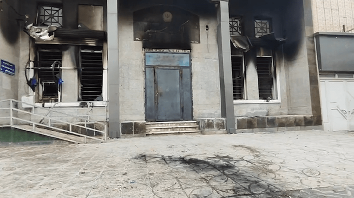 شب گذشته در پی آتش زدن یکی از بانک‌ها در شهرستان بدره دو تن از اغتشاشگران در آتش محبوس شده و خاکستر شدند.