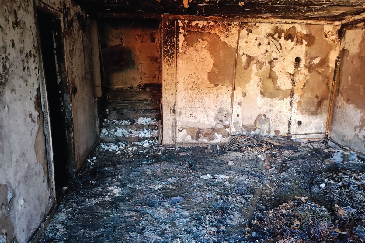 گزارشی که پیش روست، روایتی بدون روتوش است از ۱۸ دی ۱۴۰۴ و آنچه در جریان حمله اغتشاشگران به یکی از ساختمان‌های شهرداری گذشت. راوی این سطور شاهد عینی ماجرا است به طرزی معجزه‌آسا از مهلکه اغتشاشگران جان سالم به در برده است.