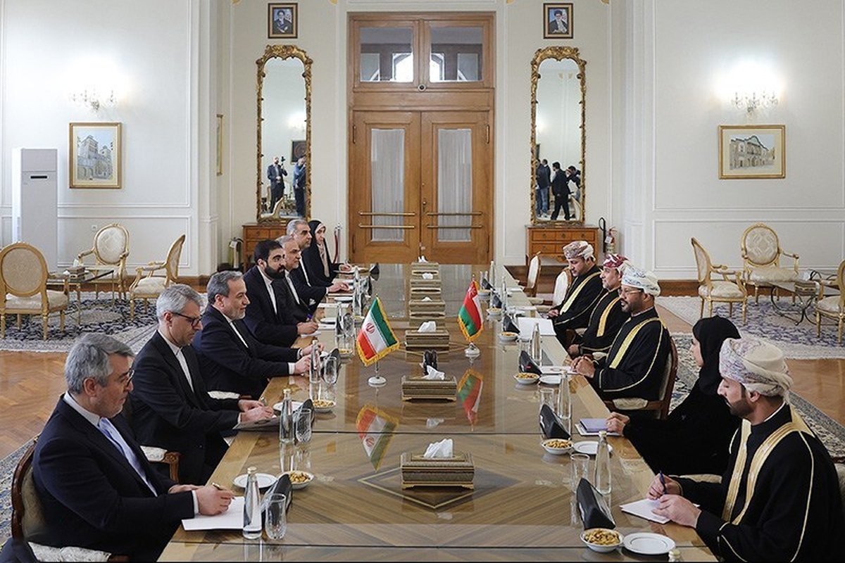 وزرای امور خارجه ایران و عمان بر ضرورت اهتمام همه کشور‌ها برای تشریک مساعی جهت تحکیم ثبات منطقه تأکید کردند.