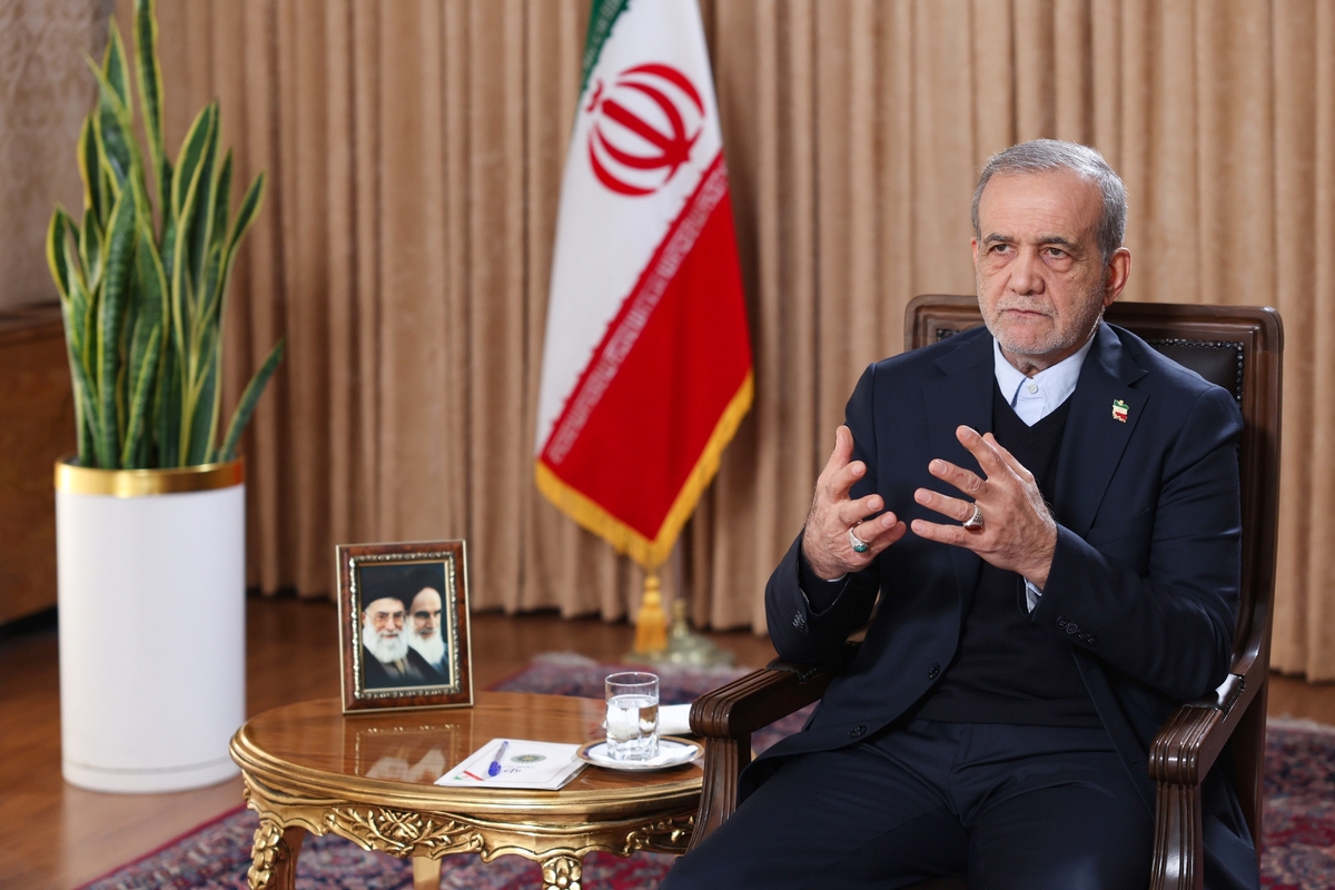 رئیس‌جمهور در گفت‌وگویی تلویزیونی با مردم ضمن تشریح آخرین وضعیت اجرای طرح بزرگ اقتصادی دولت در اصلاح نظام یارانه‌ای، به حوادث اخیر و رویکرد دولت در مواجهه با مطالبات به‌حق مردم پرداخت.