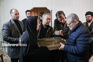 گزارش تصویری | دیدار شهردار مشهد با خانواده شهید غلامی از شهدای شهرداری در حمله اغتشاشگران