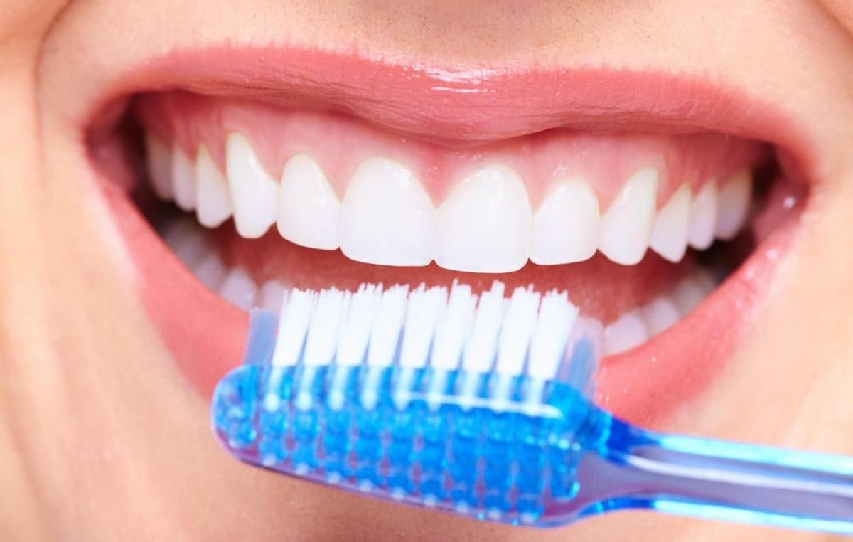 اگر مسواک زدن بعد از صبحانه را ترجیح می‌دهید، بهتر است ۳۰ تا ۶۰ دقیقه صبر کنید تا از آسیب دیدن مینای دندان جلوگیری شود.