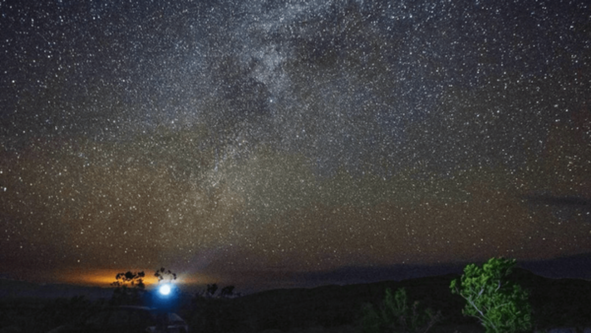 مدتی است که مردم جهان برای یافتن آسمان تاریک هزینه می‌کنند و ایران با داشتن مناطقی مانند لوت، دشت‌های کویری یزد و سه قلعه در استان خراسان جنوبی در رصد آسمان پیشتاز است.