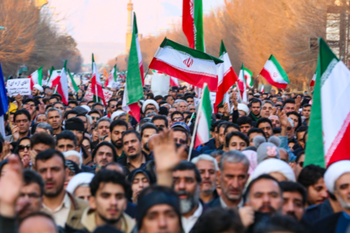 صبح امروز دوشنبه ۲۲ دی ماه ۱۴۰۴ مردم در شهر‌های مختلف ایران با حضور در خیابان‌های اصلی شهر ضمن محکومیت حوادث اخیر در کشور با آرمان‌های انقلاب اسلامی تجدید پیمان کردند.