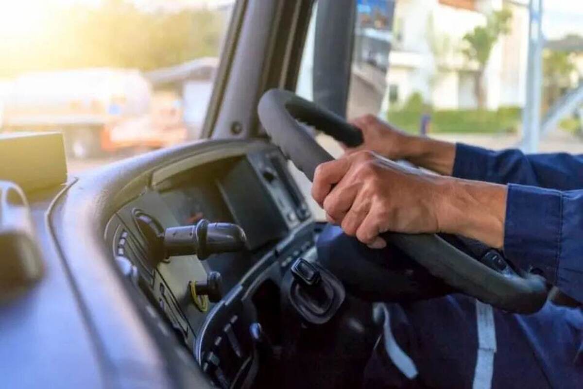 سخنگوی کمیسیون عمران مجلس شورای اسلامی ضمن تشریح مباحث مطرح شده در کمیسیون متبوعش، گفت: مقرر شد کرایه کامیون‌داران با هماهنگی یکی از بانک‌های کشور به صورت روزانه و آنلاین پرداخت شود و از تاخیر در پرداختی‌ها که در گذشته موجب گلایه آنها بوده جلوگیری شود.