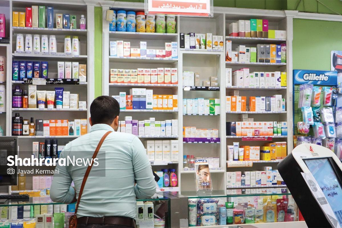 داروخانه داران اعلام کردند که سامانه نسخ الکترونیک وصل است، اما در برخی از بیمه‌ها نظیر بیمه تأمین اجتماعی این سامانه قطع و وصل می‌شود و این موضوع دریافت دارو را با چالش روبه رو کرده است.