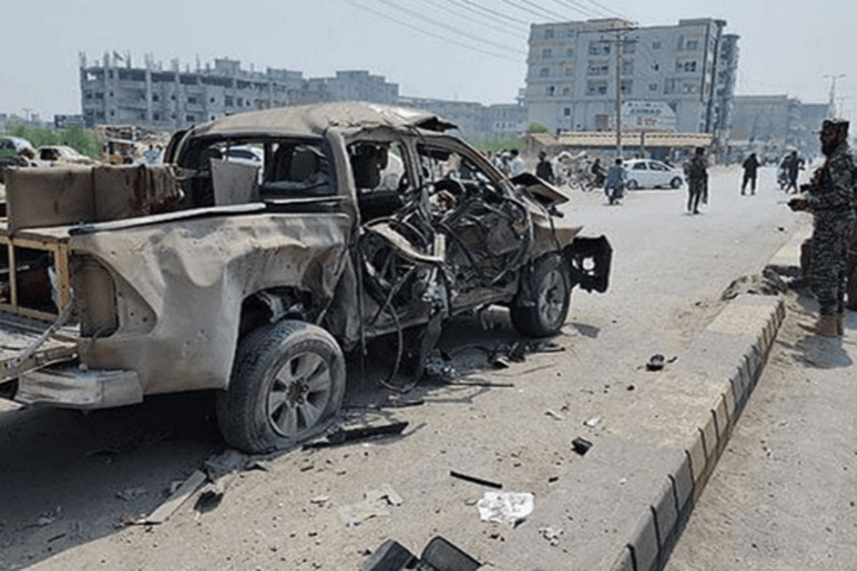 عناصر مسلح ناشناس بعدازظهر امروز (دوشنبه) یک خودروی زرهی پلیس پاکستان را هدف انفجار بمب قرار دادند که به گفته وزیر کشور پاکستان، ۵ کشته در پی داشته است.