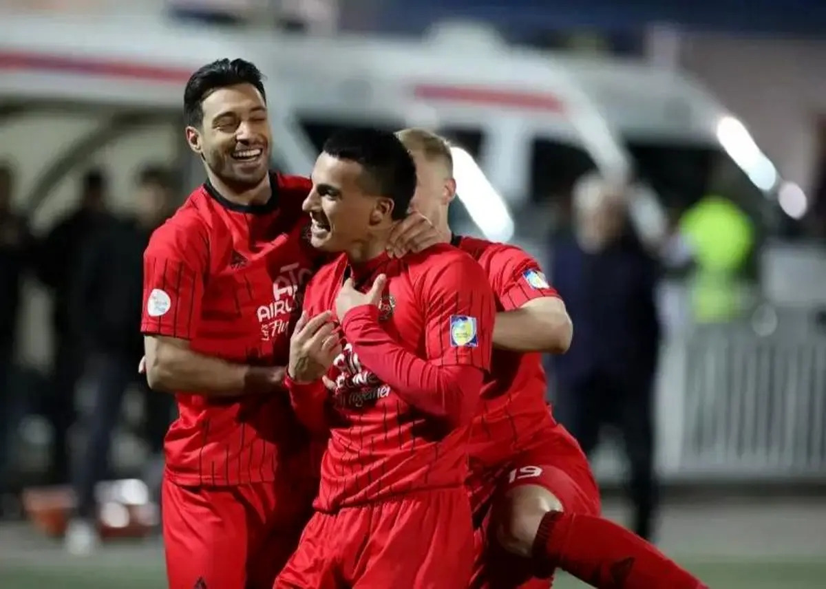 باوجود نزدیک شدن به ساعت برگزاری دیدار شمس‌آذر و تراکتور، اما تیم تبریزی هنوز وارد قزوین نشده‌است.