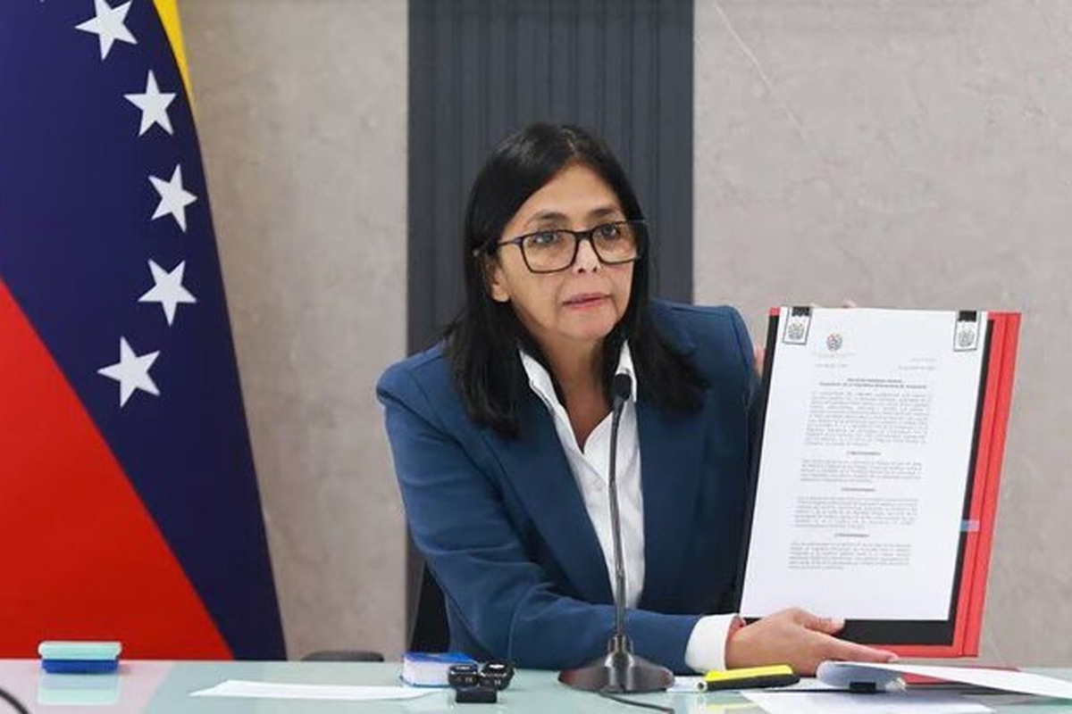 رئیس‌جمهور موقت ونزوئلا پیام ترامپ در شبکه اجتماعی‌اش را «کاریکاتور» خواند و تاکید کرد: من رئیس‌جمهور ونزوئلا هستم. وزیر کشور ونزوئلا نیز هدف از بازگشایی سفارت آمریکا را حمایت و «محافظت» از «مادورو» رئیس‌جمهوری ربوده شده این کشور اعلام کرد.