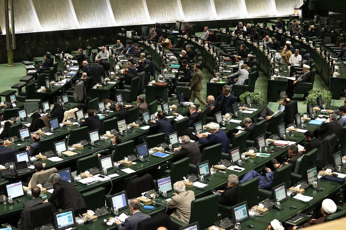 بررسی تقاضای اولویت تعدادی از نمایندگان مجلس برای گزارش کمیسیون امور داخلی کشور و شوراها درباره طرح نحوه برگزاری تجمعات و راهپیمایی‌ها در دستور کار جلسه علنی امروز نمایندگان قرار دارد.