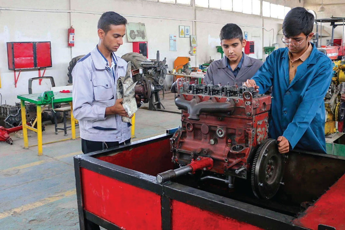 معاون آموزش متوسطه اداره کل آموزش و پرورش خراسان رضوی: از نظر به‌روزرسانی و پیشرفت علم، تعداد زیادی از تجهیزات مدارس فنی‌وحرفه‌ای خراسان رضوی با مدل‌های روز فاصله زیادی دارد که امیدواریم بتوانیم هر چه زودتر این فاصله را کاهش دهیم.