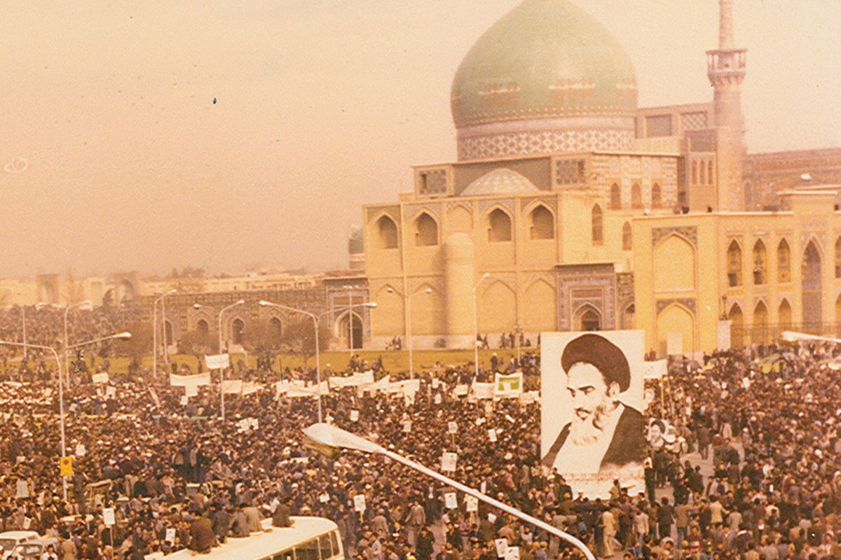 تاریخ شاهد این است که حرم همیشه پناه و ملجأ همه، به‌ویژه مشهدی‌ها در روزگارانِ سخت و دشوار بوده است، خاصه آنجا که سر به تظلم بر می‌داشته و قیام‌های بزرگ را شکل می‌داده‌اند.