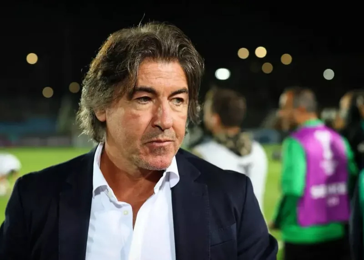 با وجود تهیه بلیت برای سرمربی استقلال، او قید سفر به خارج از کشور را زد.