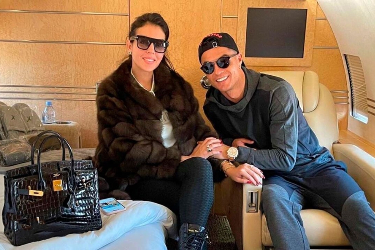 در ابتدای شیوع ویروس کرونا، هنگامی که دنیا در قرنطینه بود، کریستیانو رونالدو تصمیم گرفت موی خود را به دستان جورجینا بسپاره.