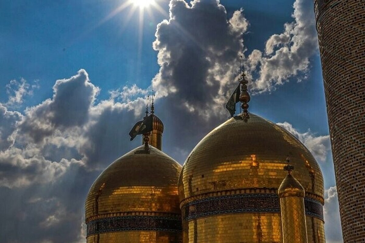 نویسنده کتاب «به دنبال ماه» که گوشه‌ای از زندگی امام هفتم(ع) را در قالب رمان به تصویر کشیده، گفت: نویسنده‌ای که برای امام معصوم(ع) قلم می‌زند، همواره خود را در محضر امام می‌بیند.