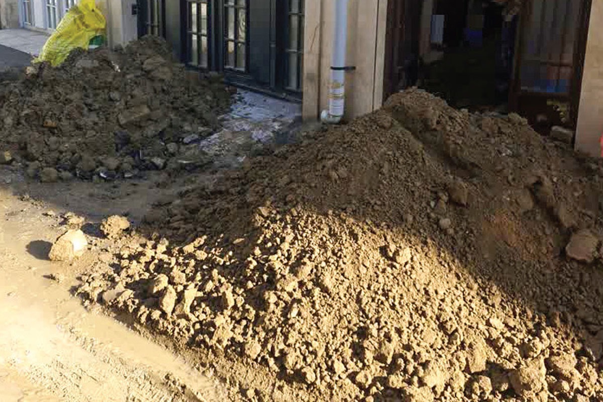 شهرک شهید رجایی و کوچه ‌پس کوچه‌های بولوار حر از مناطق پرجمعیت و در حال توسعه است که از کمبود زیرساخت‌های آب و فاضلاب رنج می‌برد.