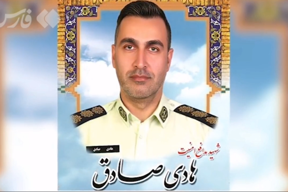 این روایت لحظه‌های شوم یک جنایت است که این قاتل توسط یگان ویژه فاتحین حضرت زینب در کرج بازداشت شد و قاتل شهید امنیت هادی صادق که در اغتشاشات اخیر فردیس به شهادت رسید پس از دستگیری نه تنها به قتل ان پاسدار امنیت اعتراف کرد بلکه صحنه را برای مأموران بازسازی نمود ویدیو پیش رو اعترافات کامل متهم را نشان می‌دهد.