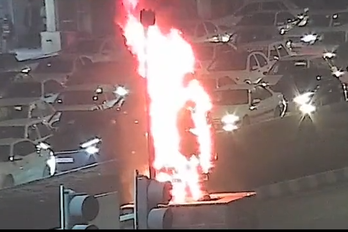 تصاویری از جنایات تروریست‌های مسلح در شهر‌های مختلف خوزستان را در پنج‌شنبه و جمعه گذشته را ببینید.