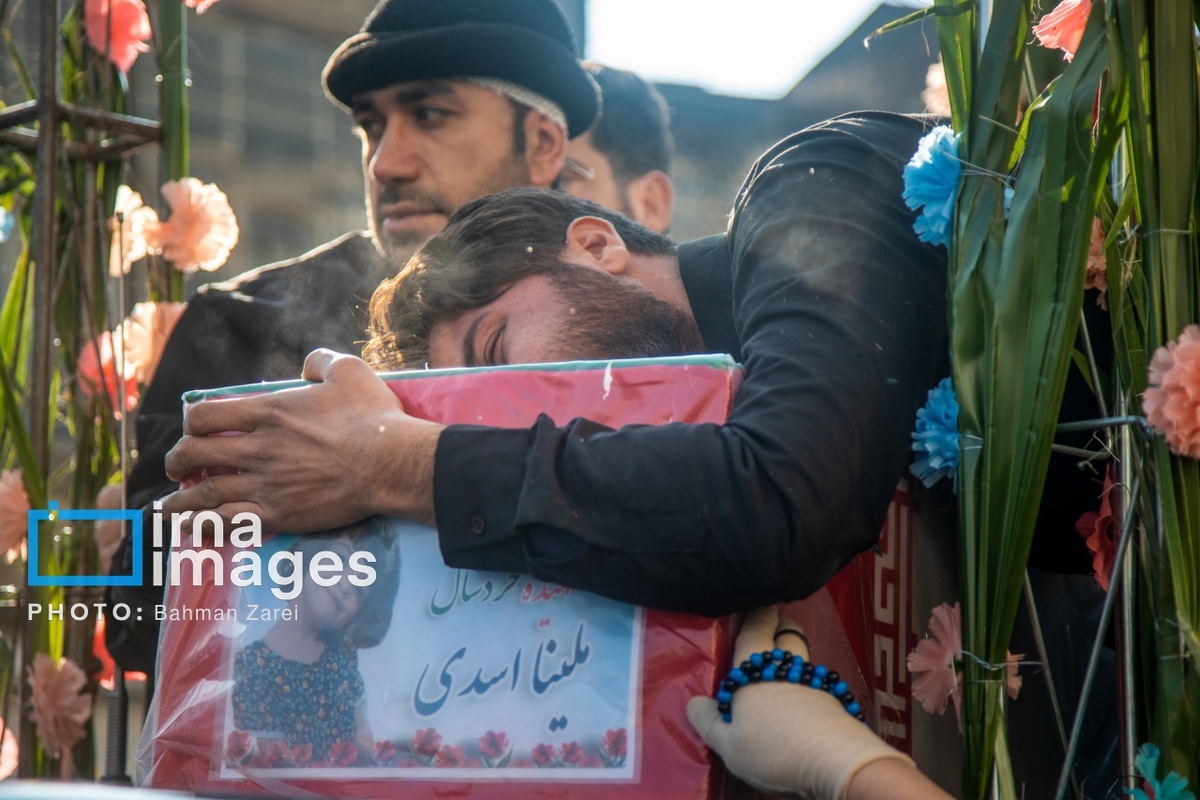 «ملینا اسدی»، دختر سه‌ساله کرمانشاهی ۱۸ دی‌ماه در جریان اغتشاشات، هدف تیر مستقیم تروریست‌های مسلح شد.