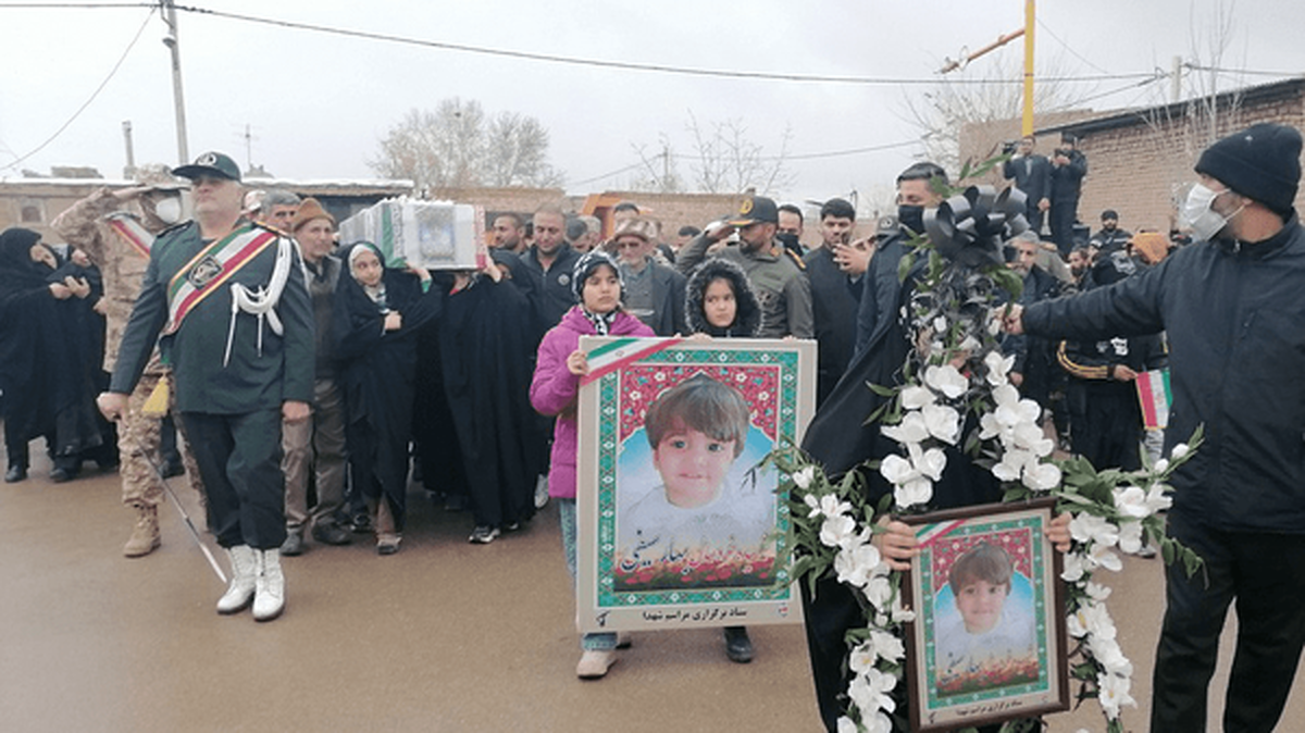 امروز مردم نیشابور، بهار ۲ساله، کوچکترین شهید تروریست‌های مسلح را بر دستان پرمهرشان تا آرامگاه روستای شاداب بدرقه کردند.