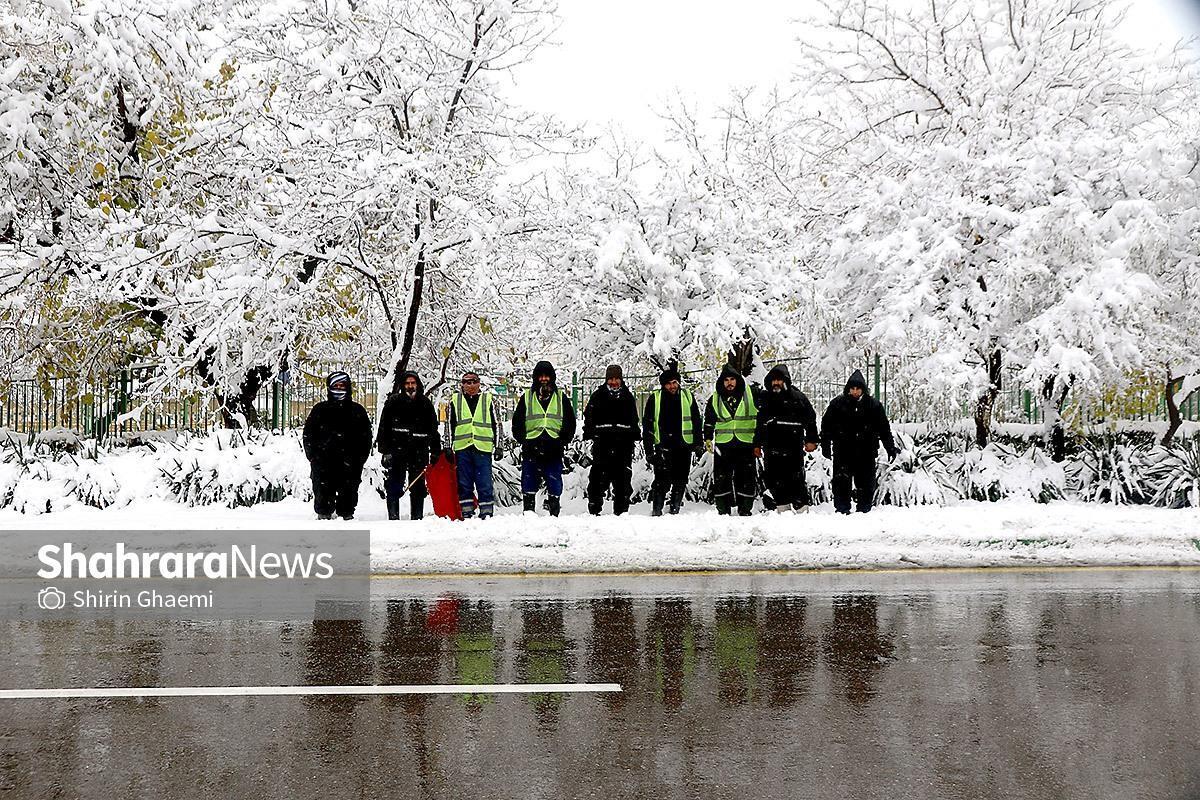 معاون محیط زیست و خدمات شهری شهرداری مشهد گفت: در حال حاضر تمام مسیرها باز و تردد روان بوده و خیابان‌های اصلی و فرعی در حال برف‌روبی است.