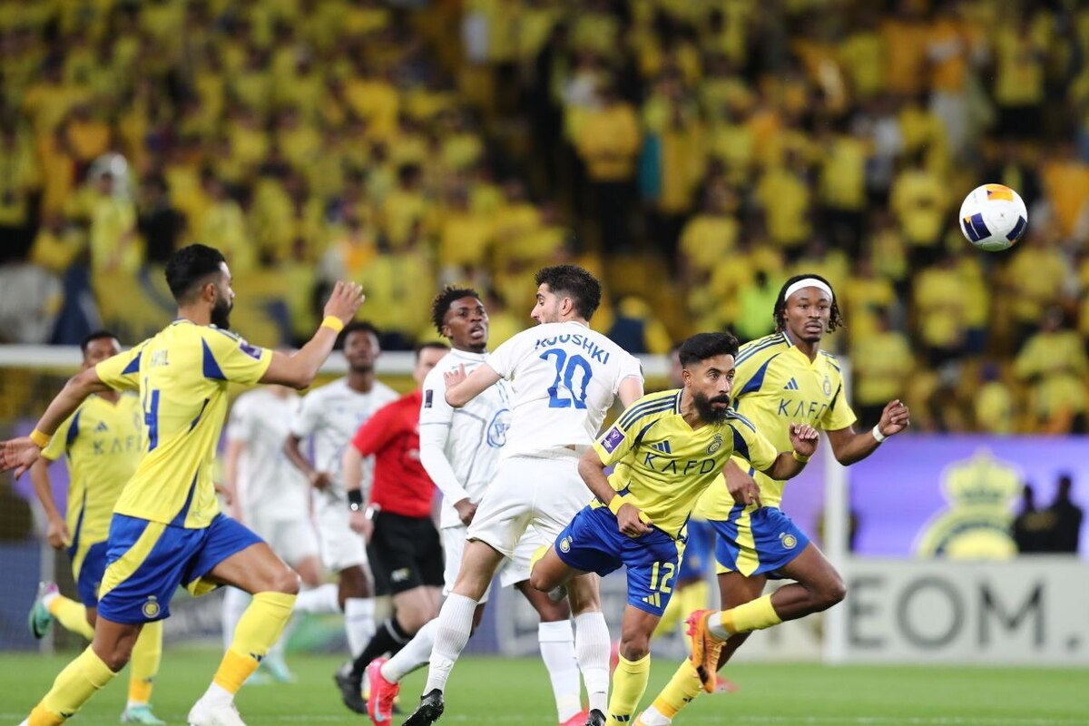 زمین‌های نامناسب و همچنین تسهیل بیشتر برای دیدار خارجی‌های شاغل در فوتبال ایران با خانواده‌هایشان، دلایل موافقت فدراسیون با میزبانی در کشور ثالث است.