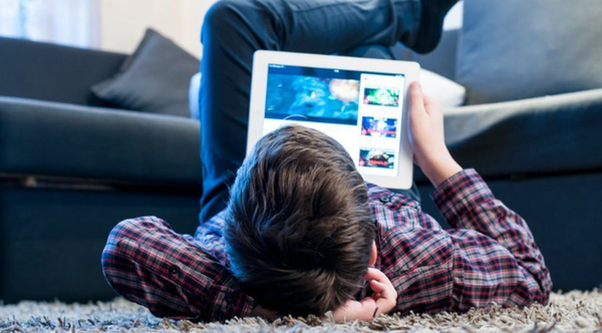 به گفته روان‌شناسان شنیدن و دیدن مداوم اخبار منفی عوارض کوتاه مدت و بلندمدتی برای کودکان و نوجوانان دارد، زیرا ذهن آنها هنوز توانایی تجزیه و تحلیل مسائل را ندارد.