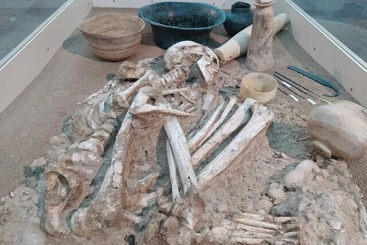 باستان‌شناسان حدود ۱۰ سال پیش در «چگاسَفلی»، منطقه‌ای در جنوب شرقی خوزستان، گورستانی با بیش از پنج هزار گور را کشف کردند. در یکی از این گورها، اسکلت زنی یافته شد که او را «خاتون» نامیدند. این زن با نظم و احترام ویژه‌ای دفن شده بود. در کنار اسکلت او، دو شیء نمادین؛ یکی سنگ‌وزنه و دیگری شمشیر قرار داده شده بود، که این ترکیب یادآور «الهه عدالت» است.