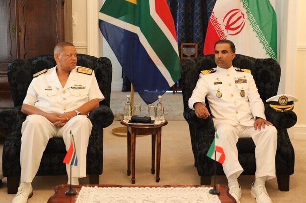 ناخدایکم عماد نژادمریدی، فرمانده ناوگروه ١٠٣ نداجا با دریاسالار مونده لوبسه، فرمانده نیروی دریایی آفریقای جنوبی دیدار و گفت‌و‌گو کرد.