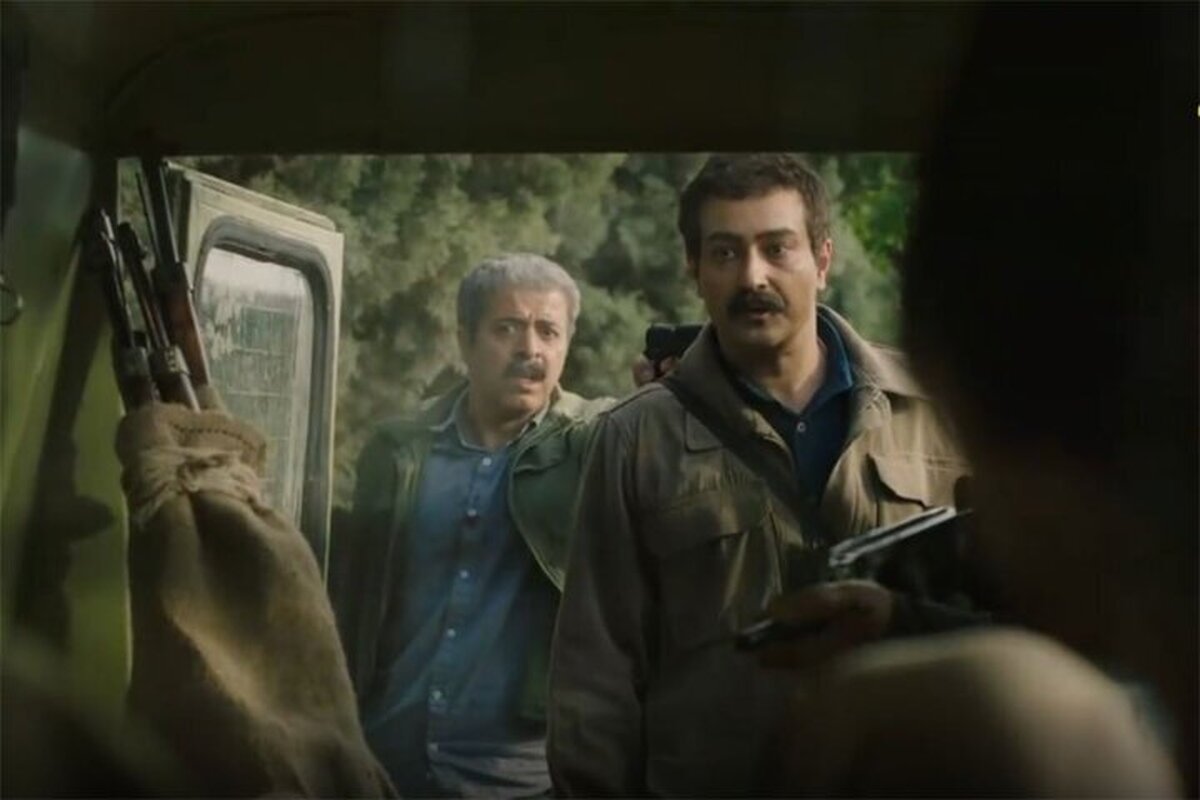 سریال «دو نیمه ماه» به کارگردانی احمد معظمی در فضای تاریخ معاصر ساخته شده و یک قصه عاشقانه در بستری تاریخی دارد که شب گذشته اولین قسمت آن روی آنتن شبکه سه رفت.