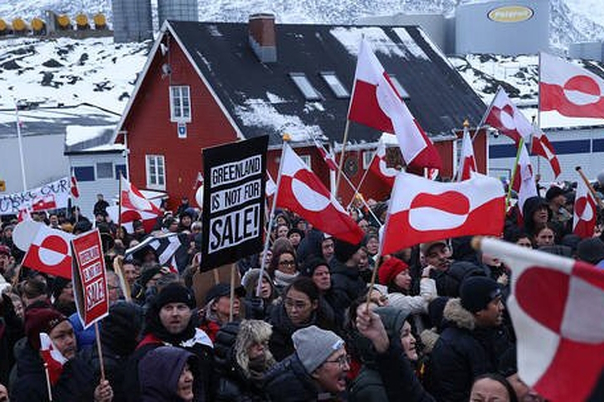 هزاران نفر از اهالی گرینلند در پایتخت این کشور در اعتراض به طرح‌های آمریکا برای الحاق این جزیره دست به راهپیمایی زدند.