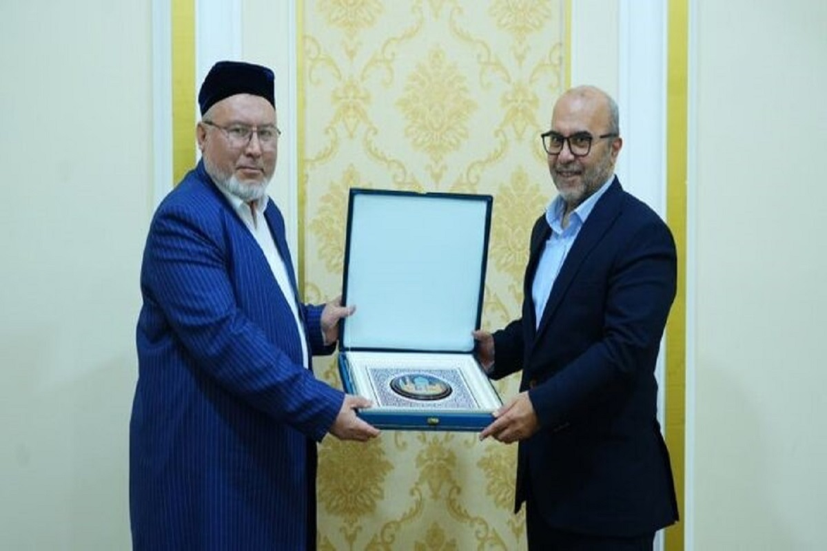 حسن صفرخانی رایزن فرهنگی جمهوری اسلامی ایران در ازبکستان و حامدجان حشمت‌بیک‌اف معاون اول مفتی و اداره امور مسلمانان ازبکستان در محل اداره امور مسلمانان ازبکستان در تاشکند دیدار و گفت‌وگو کردند.