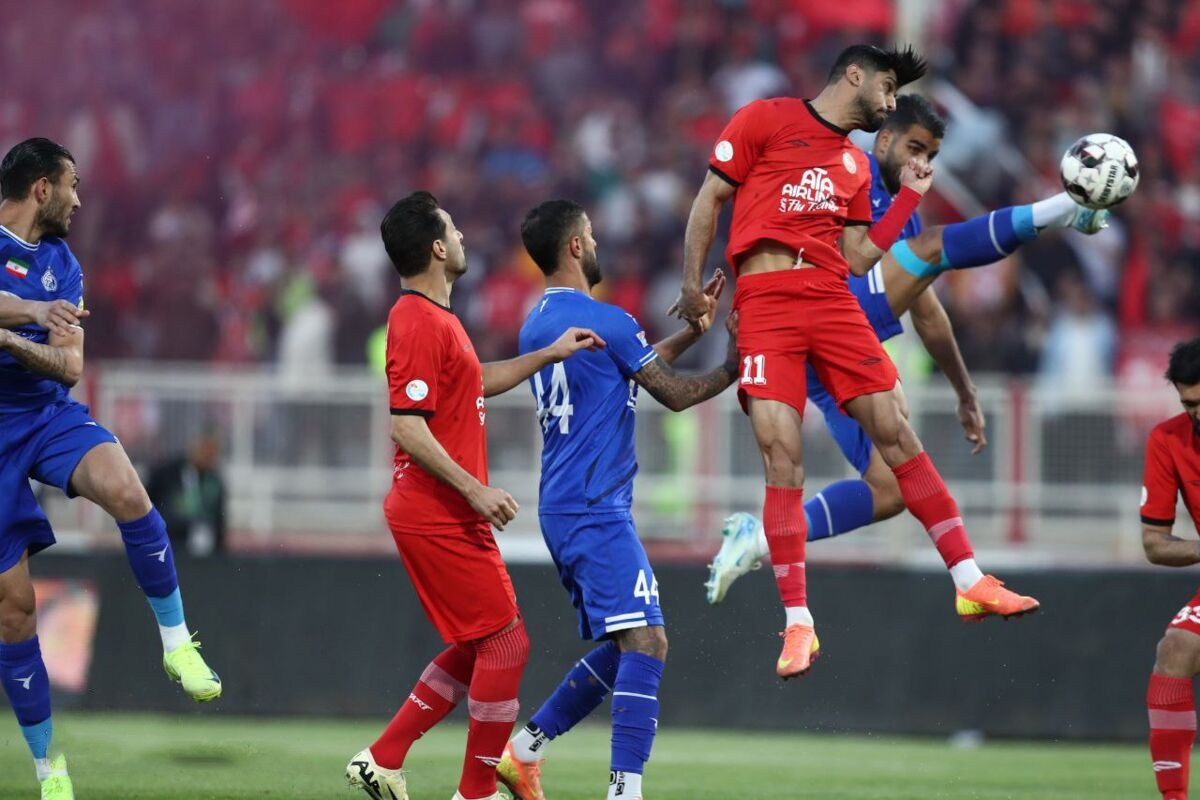 بازی استقلال و تراکتور با ۱۵ دقیقه تأخیر برگزار خواهد شد.