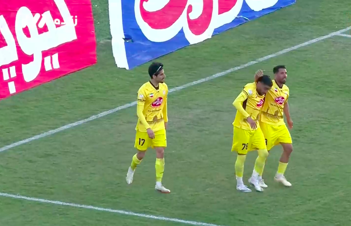 مهدی شریفی در دقیقه ۶۵ گل دوم فجرسپاسی را وارد دروازه پرسپولیس کرد.