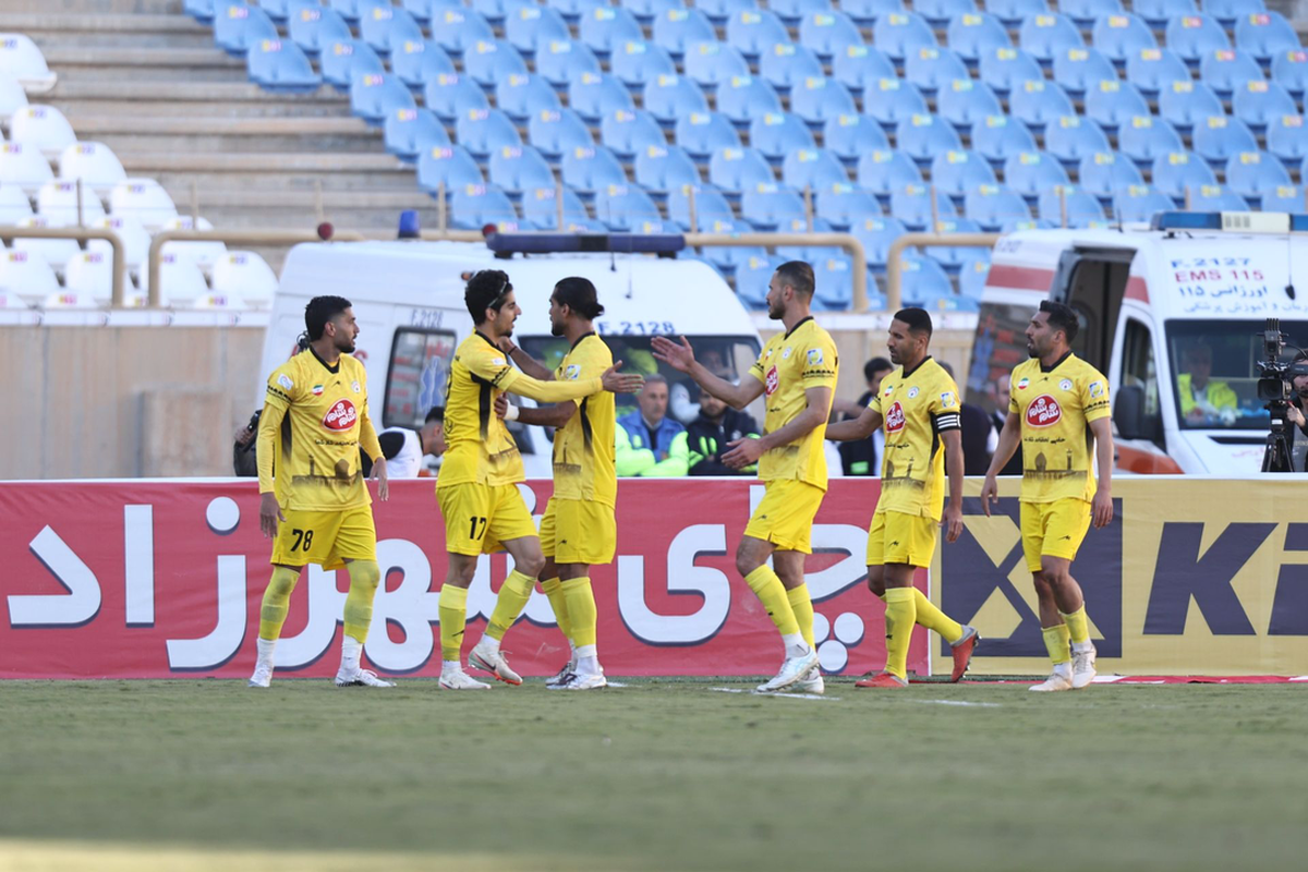 پیروز قربانی، سرمربی تیم فجر سپاسی، موفق شد در فصل جاری چهار امتیاز از پرسپولیس بگیرد و سهم بالایی در ناکام‌گذاشتن این تیم به خود اختصاص دهد.