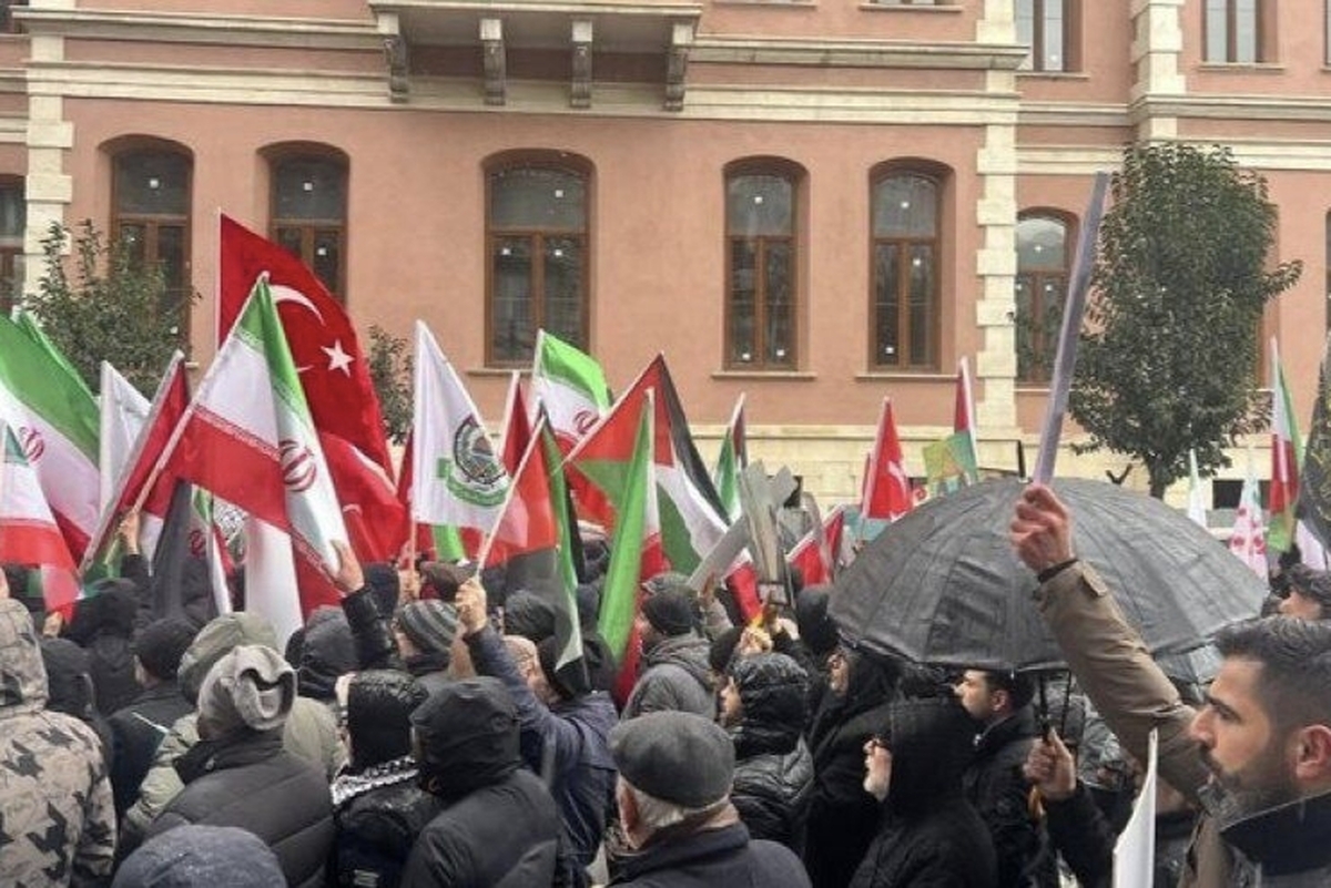 مردم ترکیه با فراخوان انجمن بین‌المللی همبستگی در این کشور امروز یکشنبه در شهر استانبول تجمعی را در حمایت از ایران برگزار کردند.