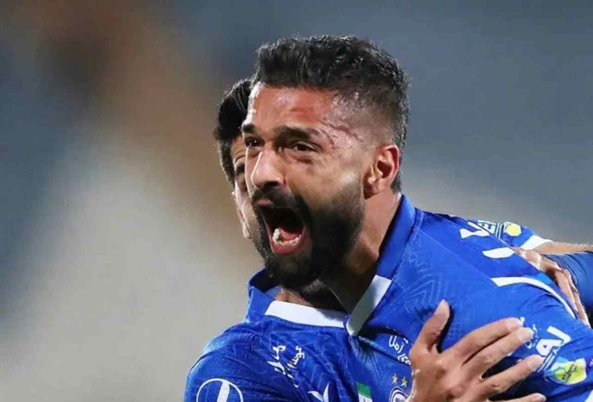 در جریان دیدار استقلال و تراکتور مدافع آبی‌پوشان روی زمین افتاد و نتوانست به بازی ادامه دهد.