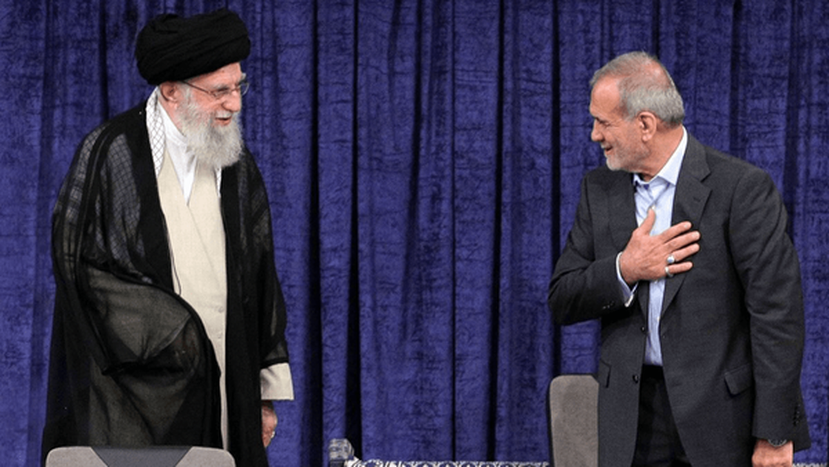 رئیس‌جمهور در واکنش به اظهارات سخیف روز گذشته ترامپ با انتشار مطلبی در شبکه اجتماعی ایکس نوشت: تعرض به رهبری معظم کشورمان به‌منزله جنگ تمام عیار با ملت ایران است.