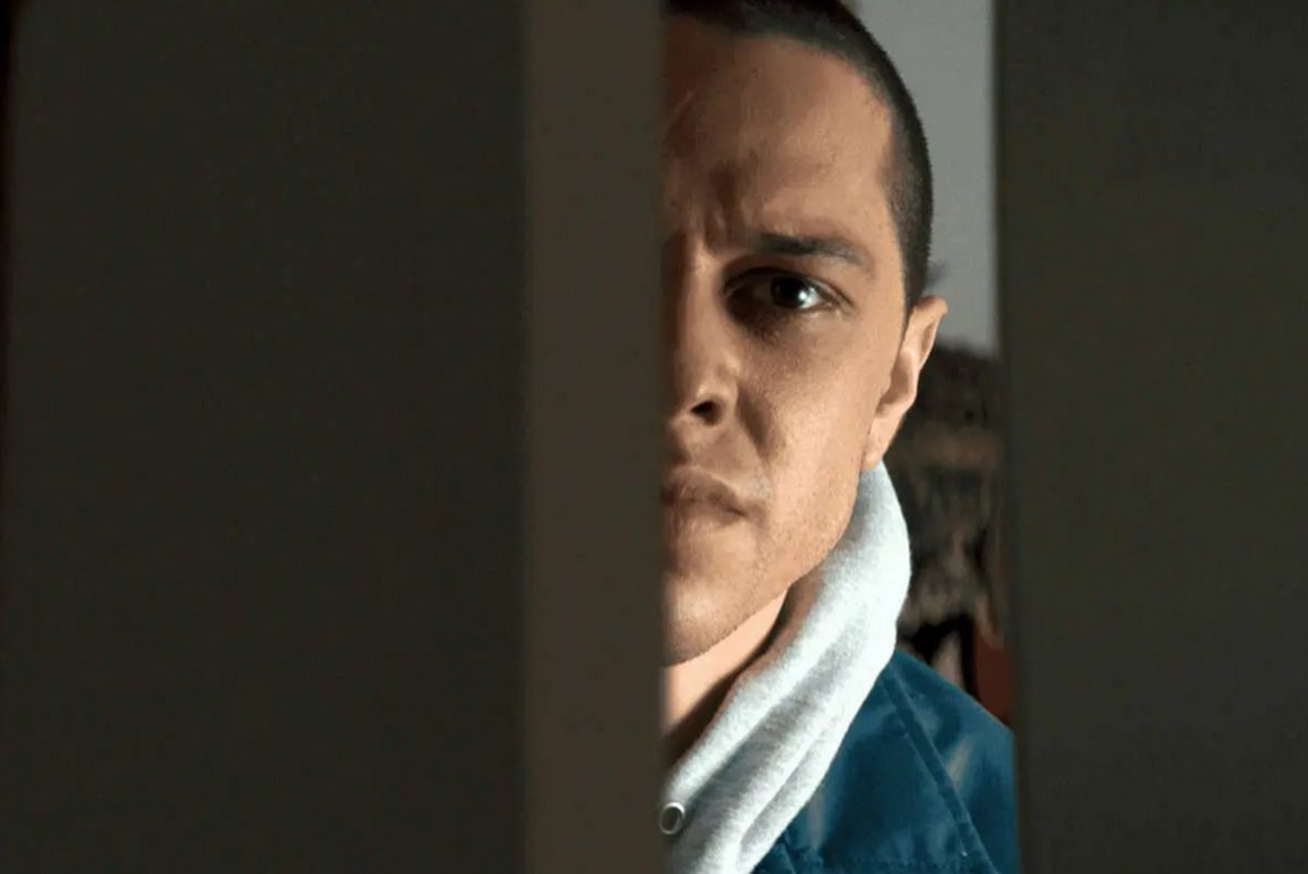 فیلم «خانه» با بهره‌گیری از فضایی رازآلود و طراحی صحنه‌ای تأثیرگذار، داستان مرد جوانی را روایت می‌کند که در آسایشگاهی اسرارآمیز درگیر ترس‌های درونی و واقعیت‌های تاریک می‌شود.