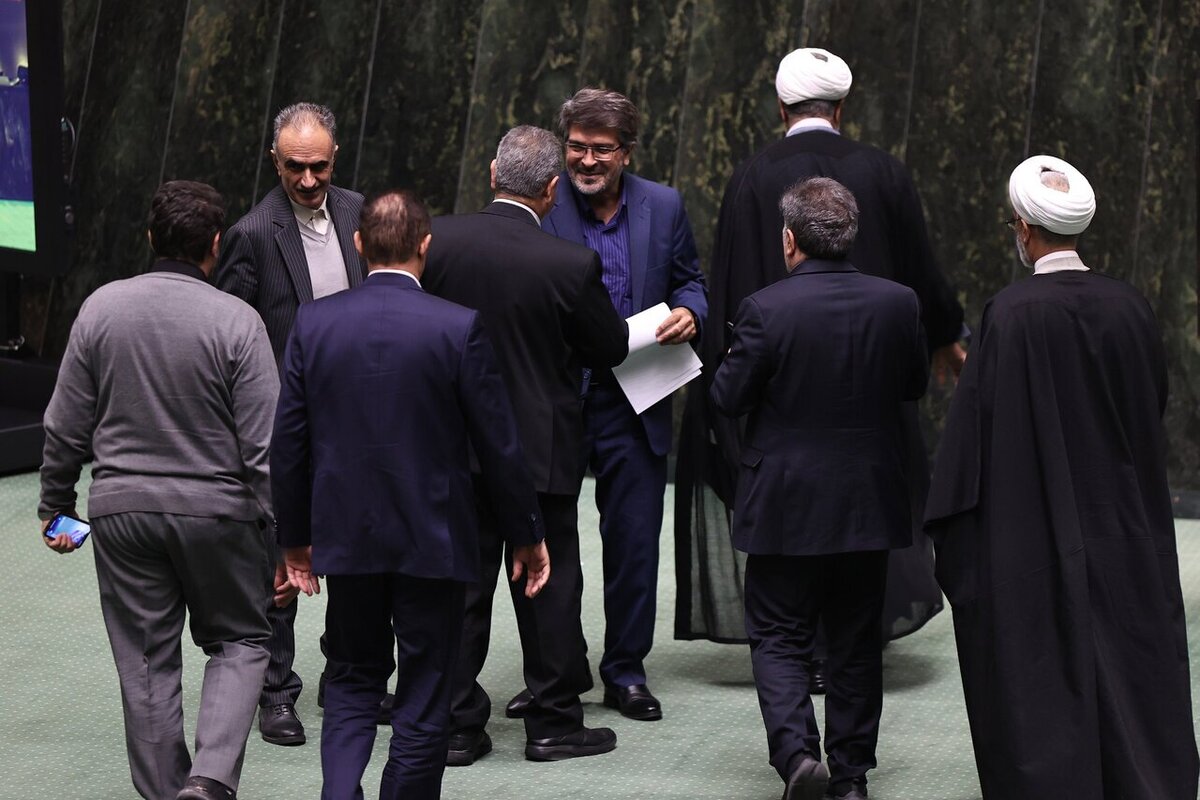 نماینده مردم بیرجند در مجلس شورای اسلامی با بیان اینکه پیشنهاد می‌شود کمیته‌ای مشترک بین دولت و مجلس برای پایش مستمر اثرات حذف ارز ترجیحی تشکیل شود، گفت: همچنین قوه مقننه باید در جهت رفع کاستی‌های نظام تقنینی در مبارزه با رانت و فساد اقتصادی اقدام کند.