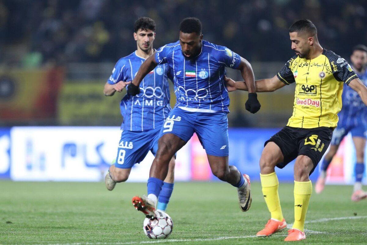 دیدار استقلال و ذوب‌آهن از هفته هفدهم لیگ برتر با یک روز تأخیر برگزار خواهد شد.