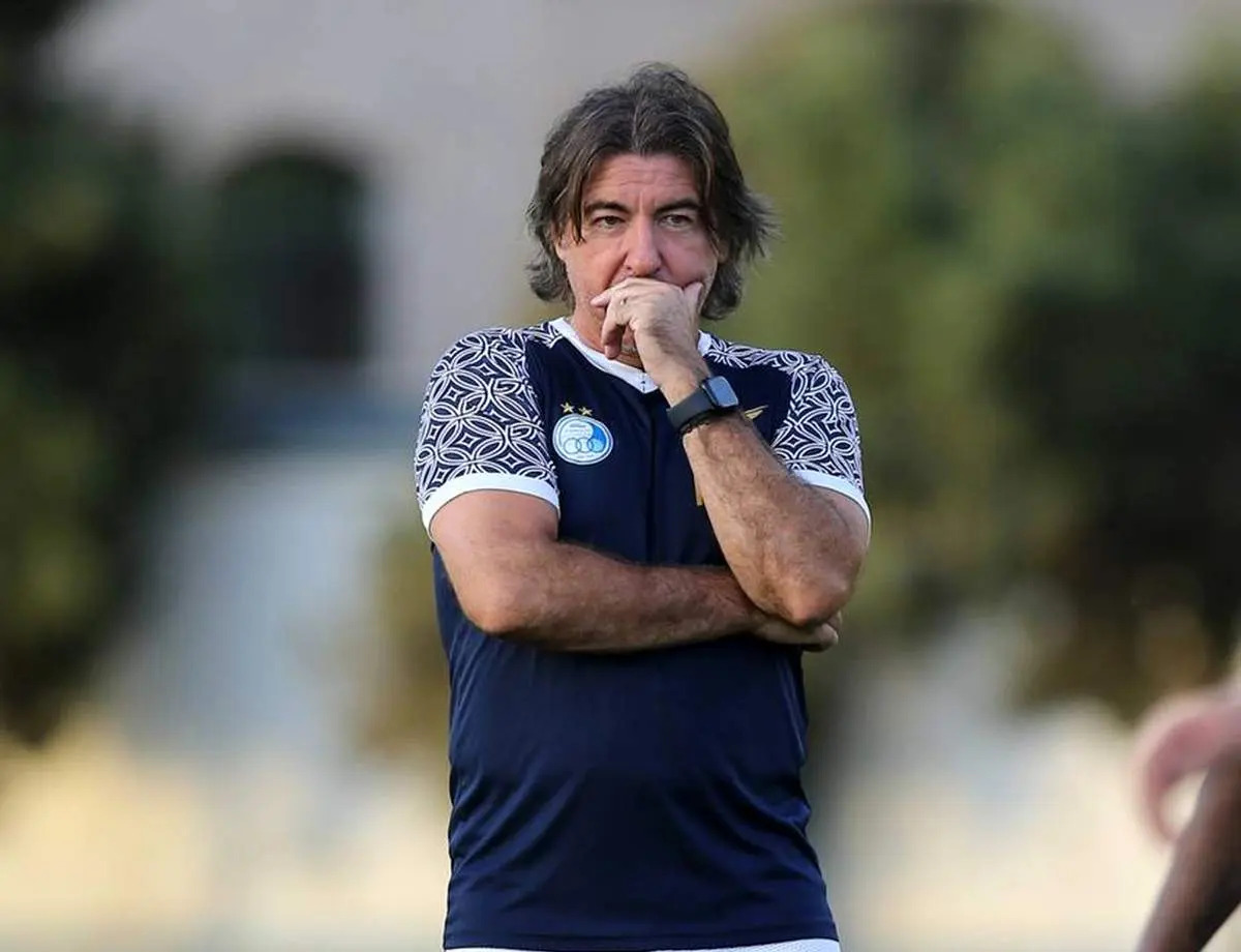 در حالی که سرمربی استقلال از بی‌توجهی مدیران باشگاه و عدم تماس آن‌ها در ۱۲ روزگذشته گلایه کرد رئیس فدراسیون فوتبال شخصاً با وی تماس گرفت.