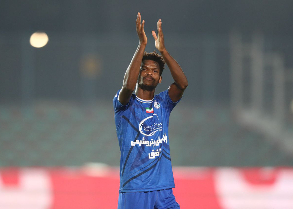 هافبک گابنی تیم استقلال، با ارسال ایمیل رسمی به مدیران این باشگاه، ضرب‌الاجل ۲۴ ساعته تعیین کرد.