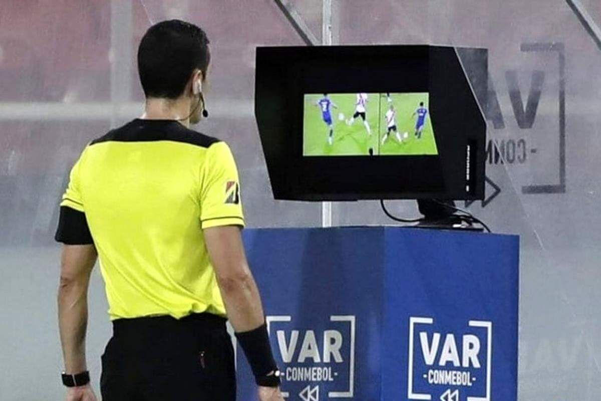 فدراسیون فوتبال به دلیل استقرار نامناسب دوربین‌های آفساید VAR در دیدار مس رفسنجان و خیبر، به صداوسیما تذکر رسمی داد.