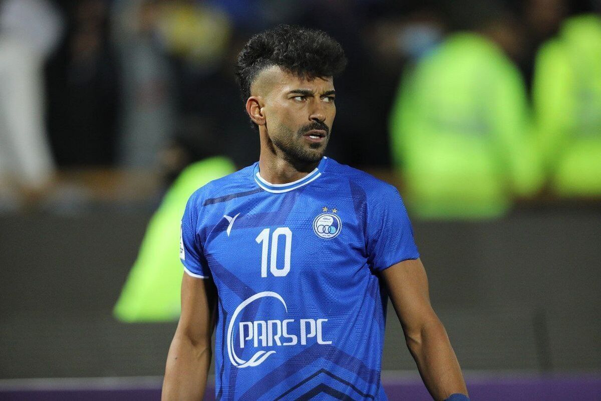 بازیکن سابق استقلال برای اولین بار با پیراهن فولاد خوزستان در مراسم معارفه سرمربی جدید این تیم رویت شد.