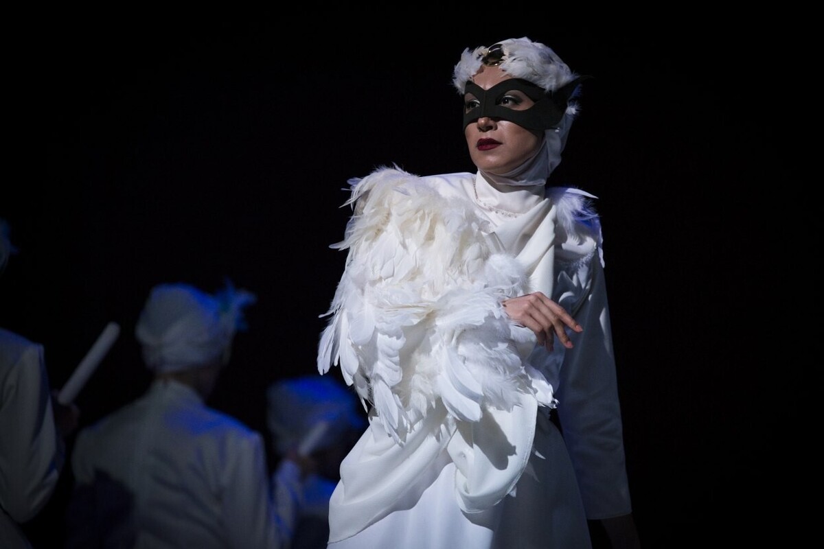 «دریاچه قو» در آن سال، صدایی تازه بود از استاد رضا صابری پس از سال‌ها سکوت؛ نمایشی که شب‌های متمادی، بسیاری از علاقه‌مندان به تئاتر را در سالن تئاتر شهر مشهد گرد هم آورد تا یک موزیکال جدی و حرفه‌ای را ببینند.