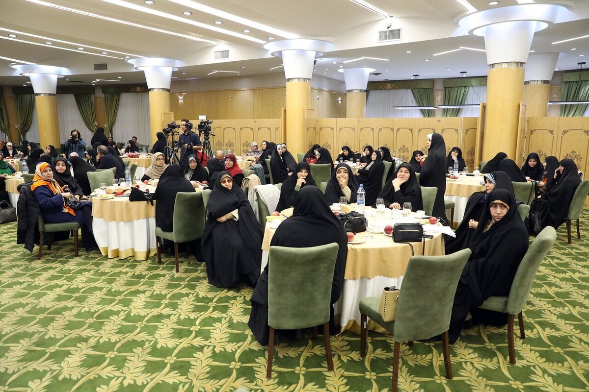 نماینده مردم همدان در مجلس شورای اسلامی، با انتقاد از مصوبات مجلس در حوزه مهریه تأکید کرد: با مصوبات خود در این حوزه، داریم نصف جامعه را که زنان هستند، علیه خود می‌کنیم.