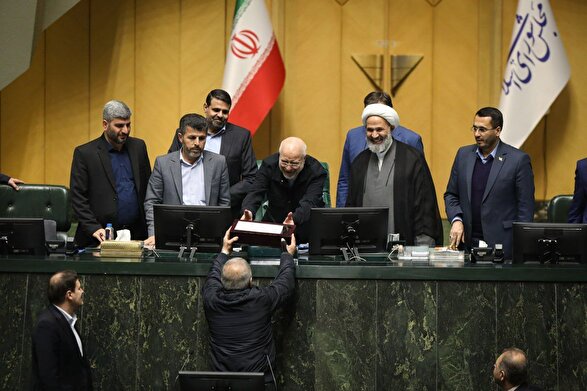 بررسی بخش‌های بودجه ۱۴۰۵ از نگاه کارشناسان اقتصادی | تبعات سنگین اقتصادی و اجتماعی بودجه بر قشر متوسط و ضعیف جامعه