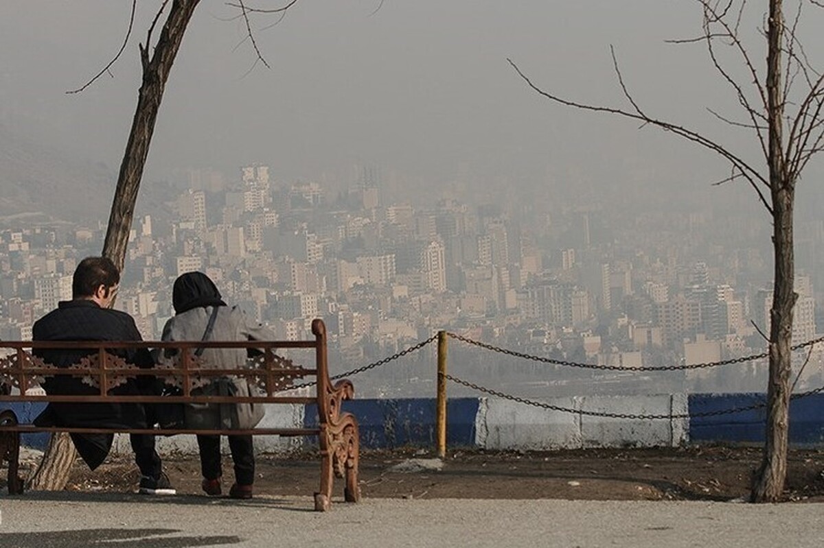 با افزایش روز‌های آلودگی هوا در تهران در سال ۱۴۰۴، مقامات مسئول بر نقش آلودگی شهر‌های اطراف و لزوم بهبود شرایط هوای تهران تأکید دارند. در سال جاری، گروه‌های حساس و غیرحساس تهران، ۲۶ روز هوای ناسالم را تجربه کرده‌اند.