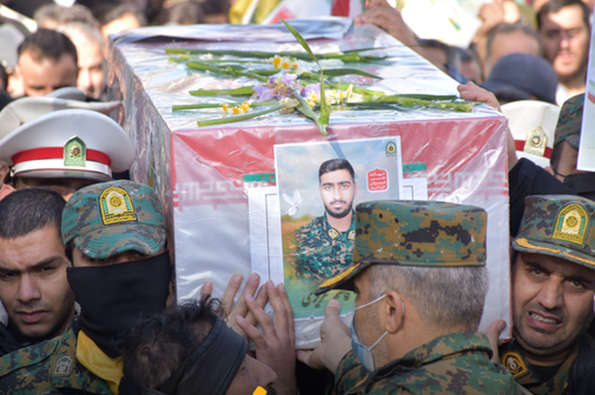 منابع خبری از سوختن پیکر یک مأمور ۲۵ ساله یگان ویژه در جریان درگیری‌های مرودشت خبر داده و فیلمی از این حادثه منتشر کرده‌اند.